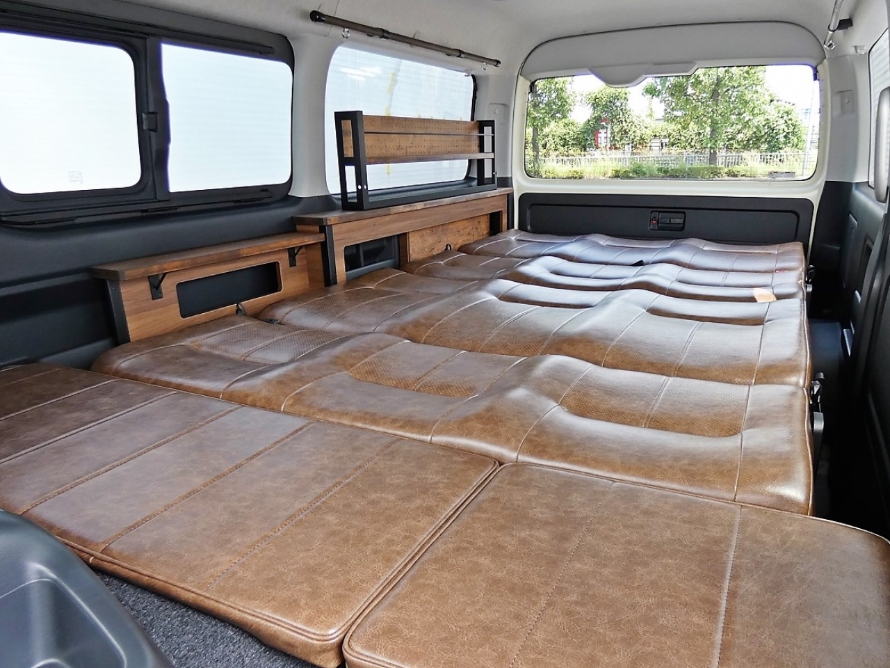 ハイエースワゴン 3列シート×バンライフスタイル【FD-BOX W04】 これだけ広い空間ならご家族で車中泊も可能じゃないでしょうか